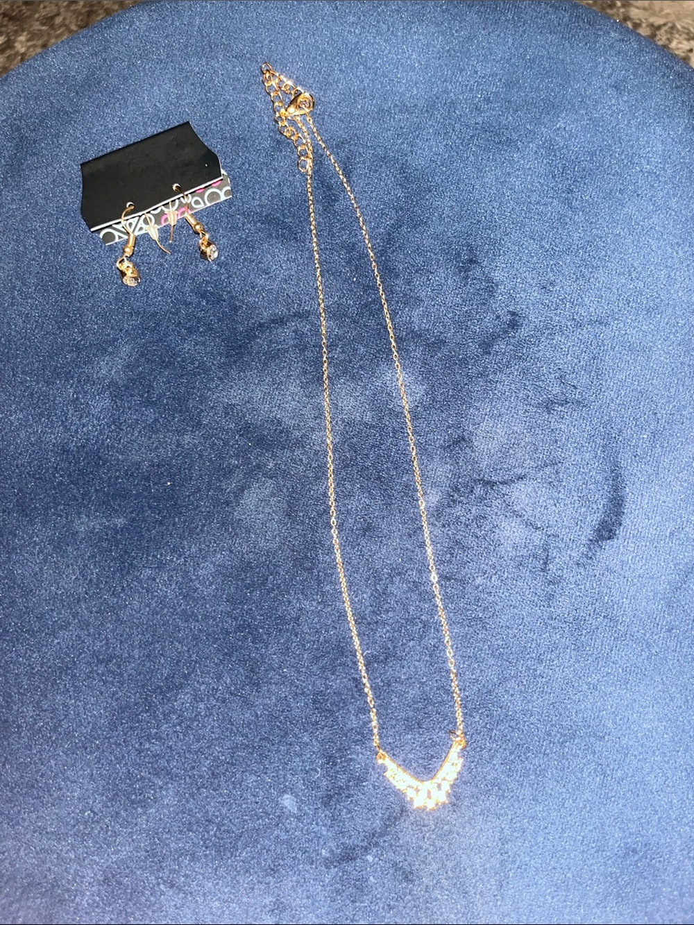 Delicate Gold Crystal V-Shaped Pendant Necklace - Women Jewelry
